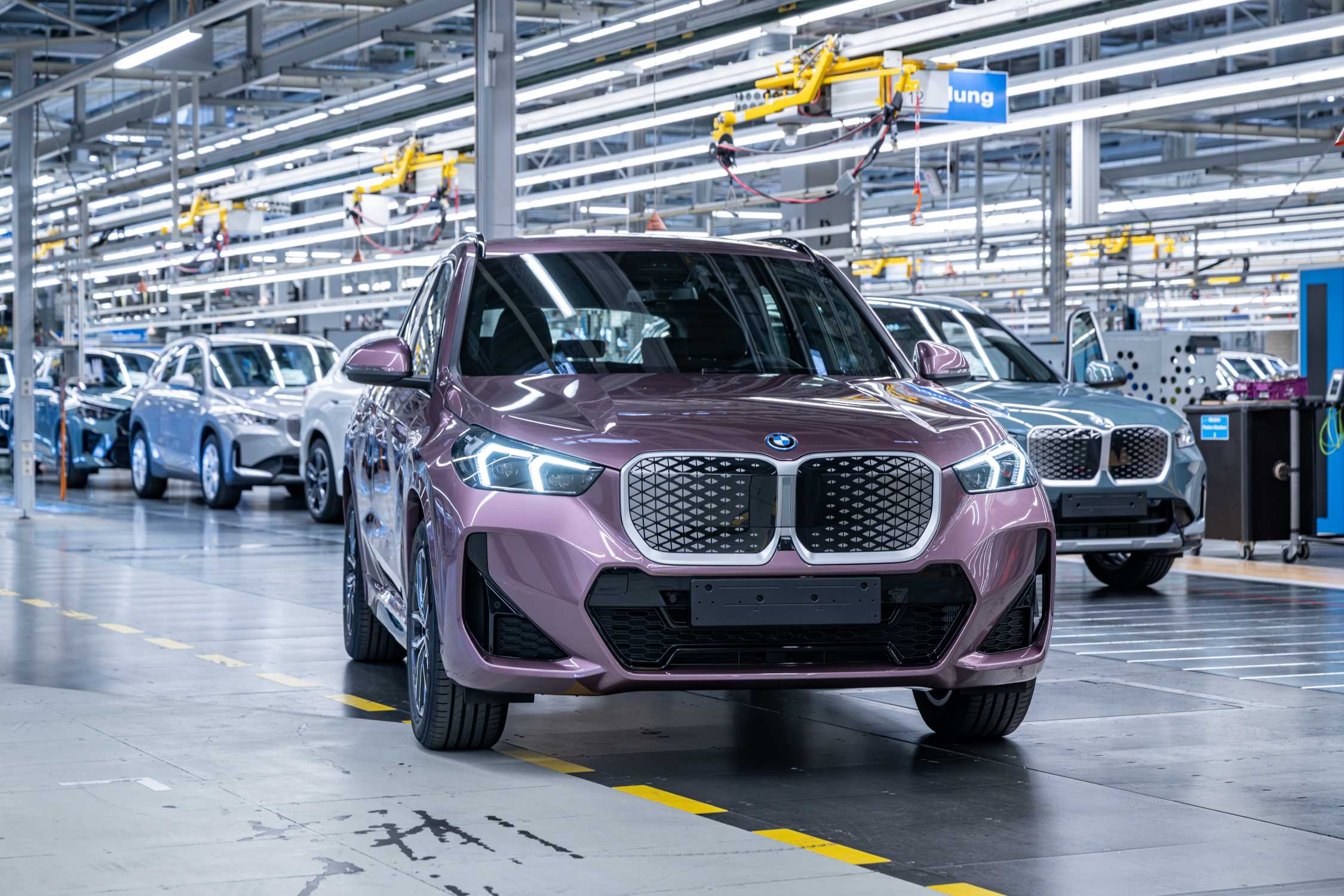BMW Group Werk Regensburg produziert neunmillionstes Automobil: Jubiläumsfahrzeug ist ein BMW iX1 für einen Kunden in Schweden – Meilenstein im 40. Jahr des Werks – Regensburg ist das volumenstärkste Fahrzeugwerk der BMW Group in Europa (09/2026)