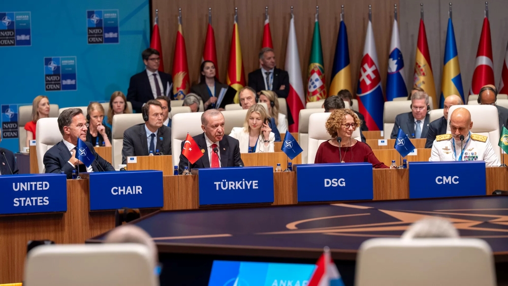 FW-MAG Future Warfare Magazine - shownews - NATO tries to appear alive and well