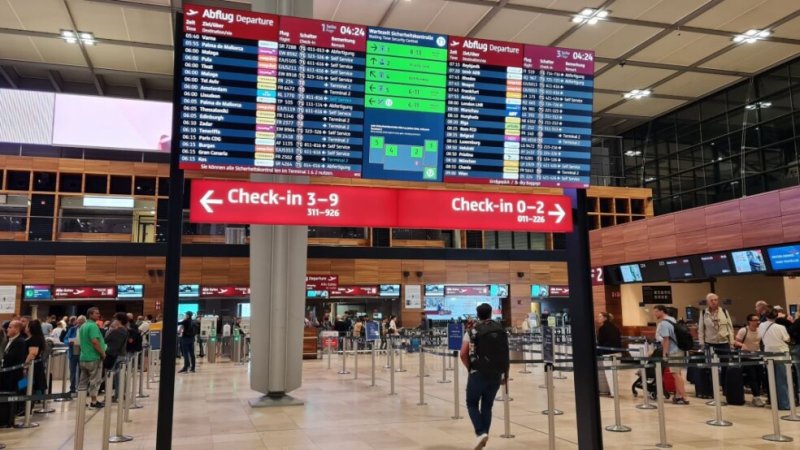 Berlin airport shut down Friday due to dangerous black ice