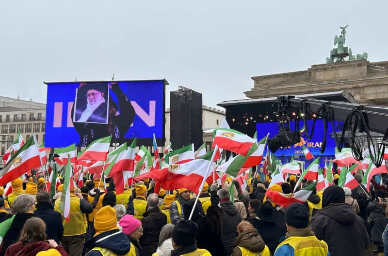 Demonstrators with posters and banners at the Brandenburg Gate during a protest against the government in Tehran and show solidarity with the popular uprising in Iran. Ole Rockrohr/dpa
