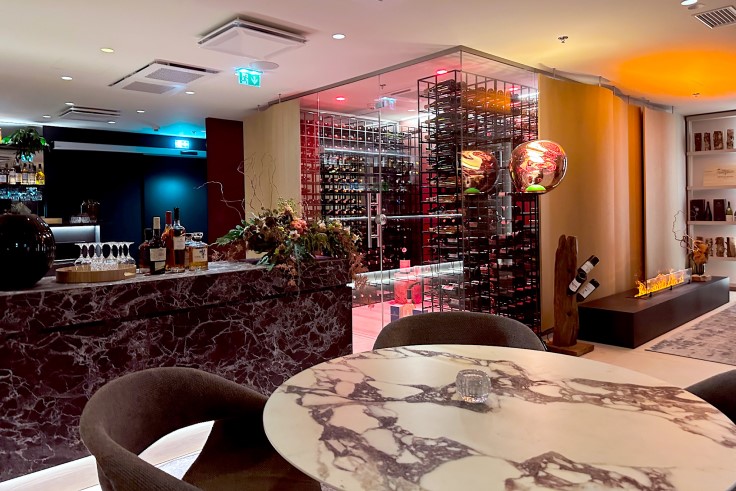 The impressive glass-walled wine cellar at the back of the dining room (© Lauri Laan).