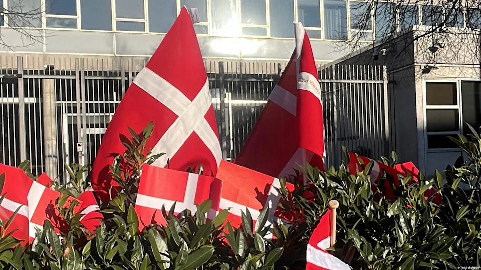 Danish flags are planted outside the US embassy in Copenhagen, honoring Danes who lost their lives fighting alongside the US in the Afghanistan war<span class="copyright">Teri Schultz/DW</span>