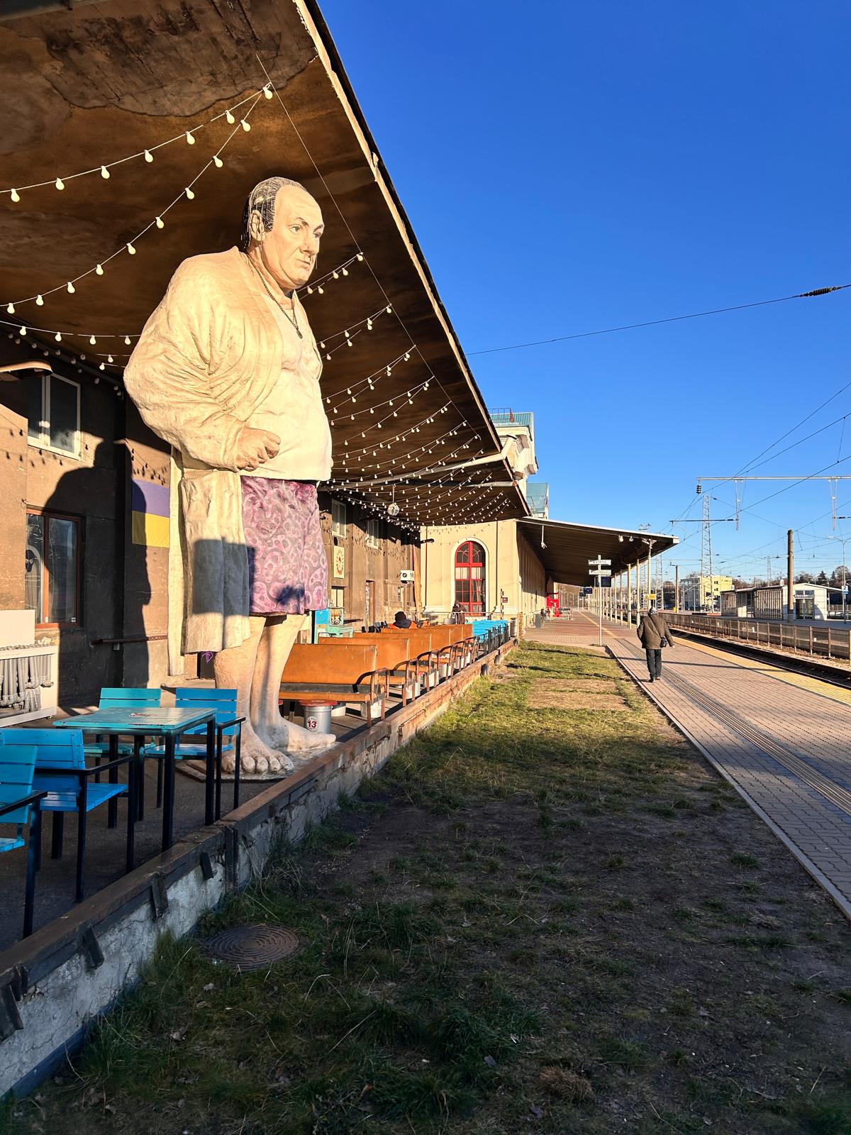 A huge Tony Soprano statue welcomes travellers at Vilnius station