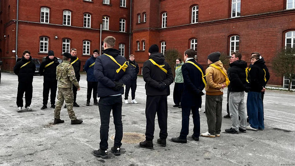 On their first day of conscription service, young Danes learn how to line up on the grounds of Haderslev military base<span class="copyright">Teri Schultz/DW</span>