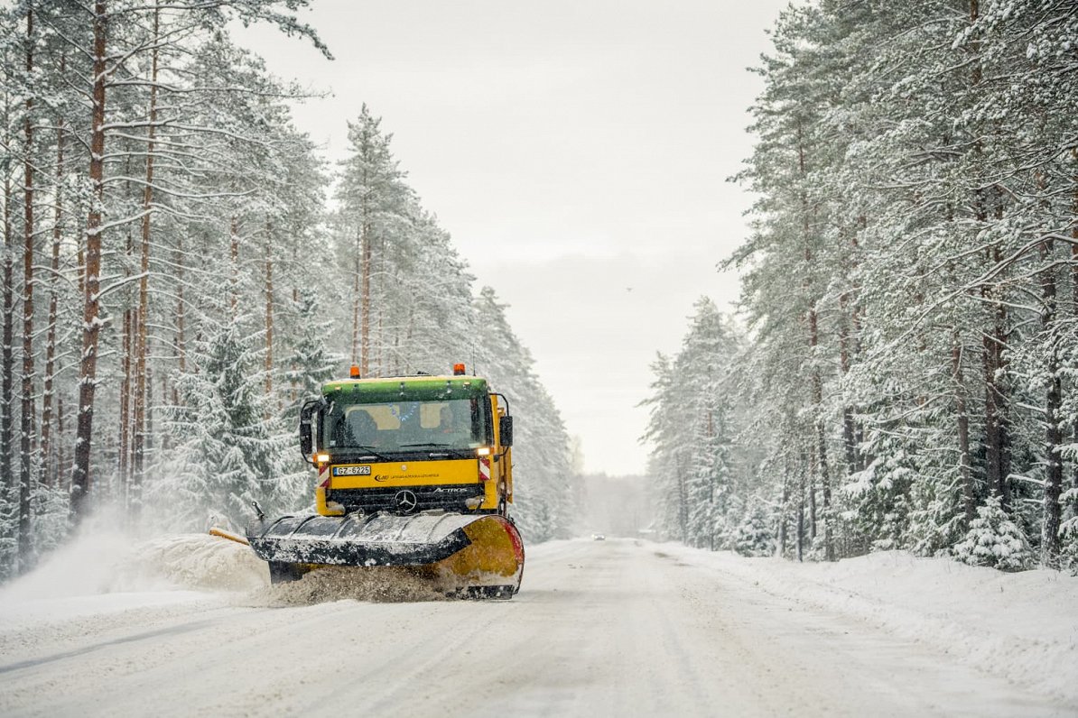 Ceļa tīrī&scaron;ana ziemā.