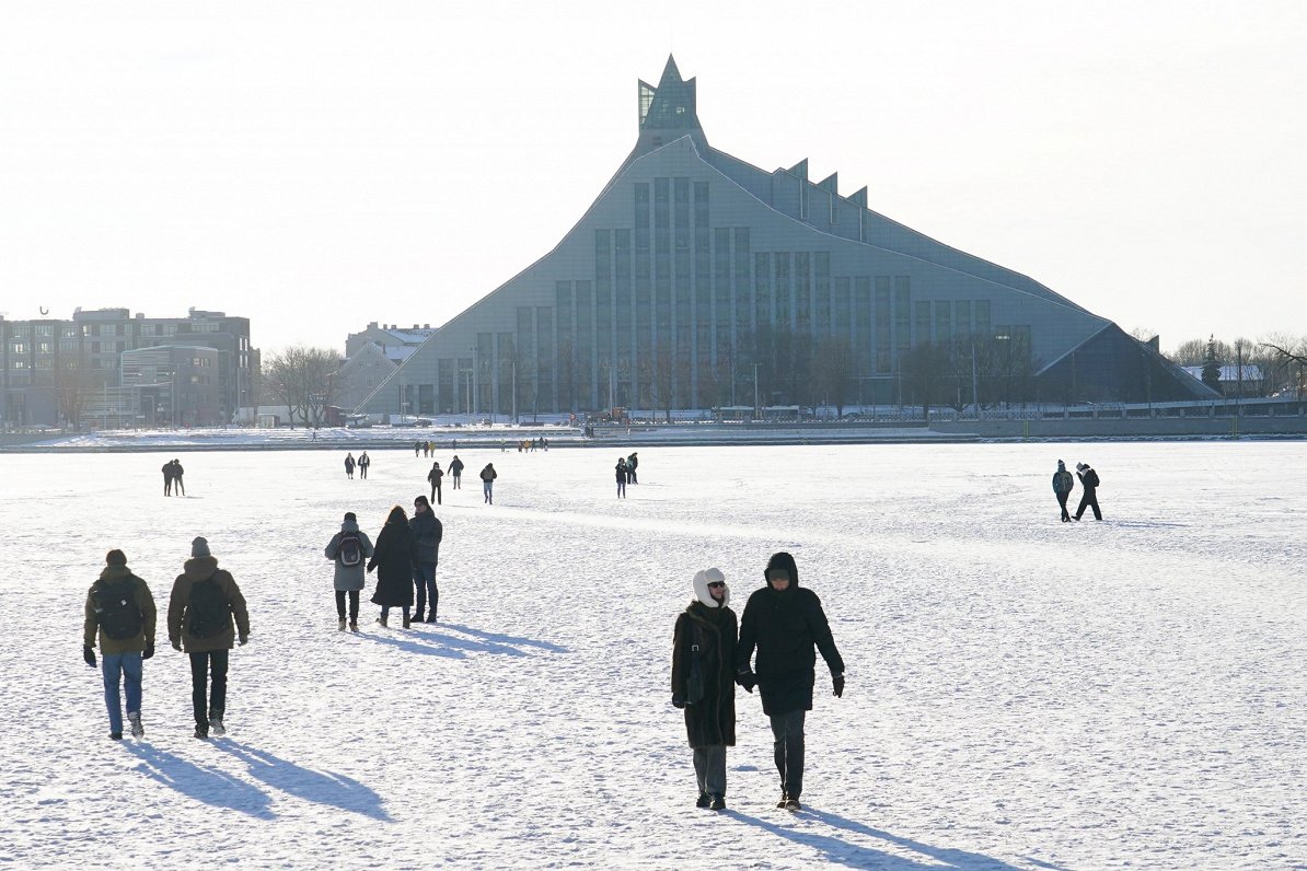 Cilvēki uz Daugavas ledus