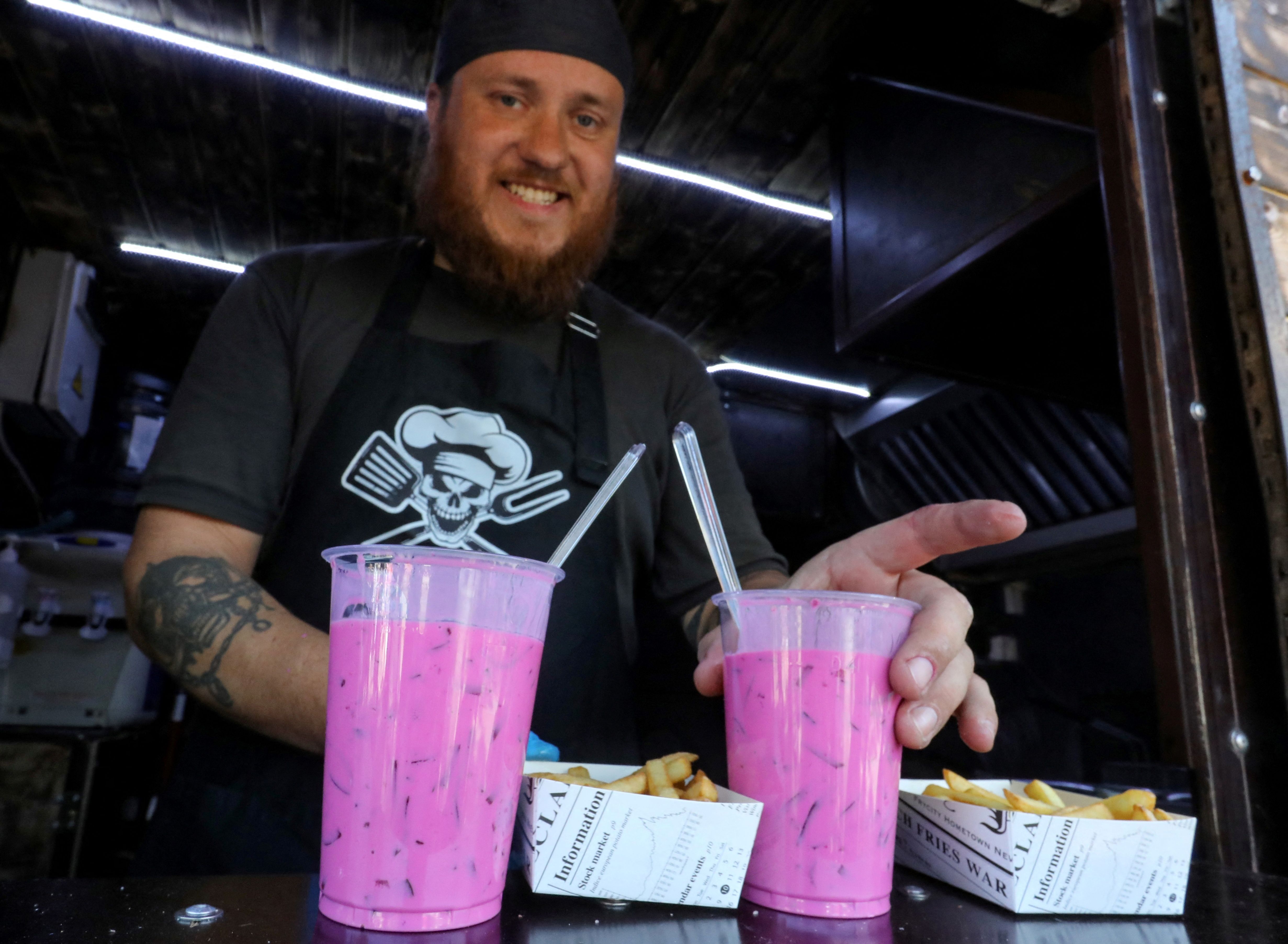 A man serves Saltibarsciai during the Vilnius Pink Soup Fest