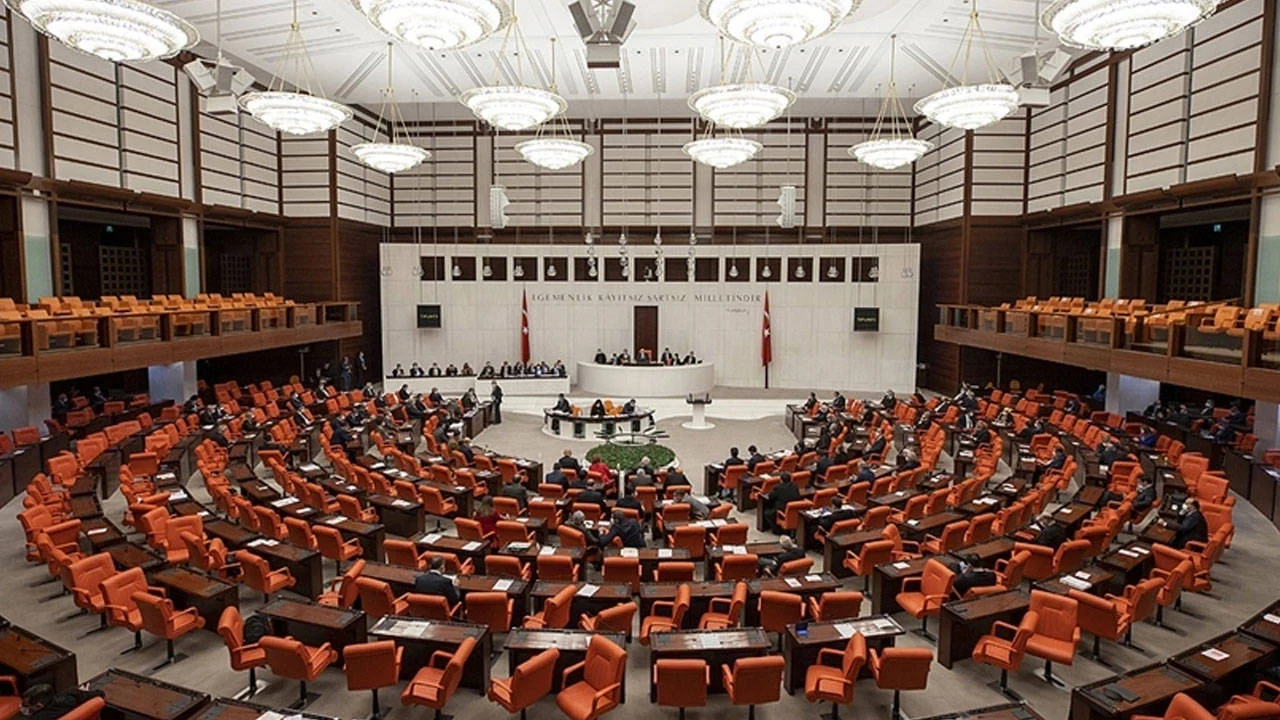 Turkey's ruling bloc rejects inquiry into officials' wealth amid growing corruption debate