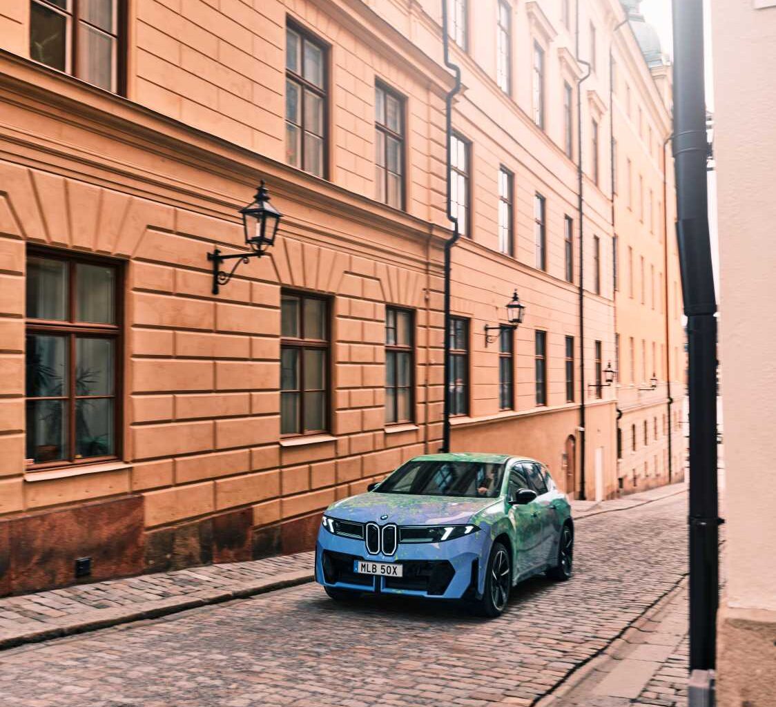 Market Art Fair 2026 in Stockholm. BMW Art Commission 2026 with artist duo Inka & Niclas. BMW iX3, Neue Klasse, BMW i7 and BMW X5 models designed by Inka Lindergård and Niclas Holmström. Photo: Oskar Omne (04/2026)