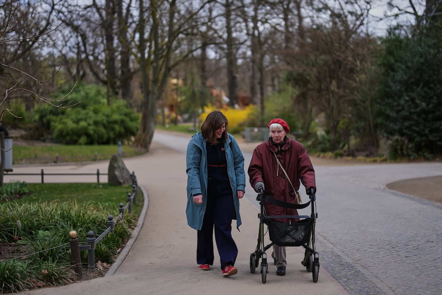 Project coordinator Christine Gruschka (left) talked to Monika Jansen, 85, during a guided tour for people with dementia organized by Malteser Deutschland, at the Zoo in Berlin.