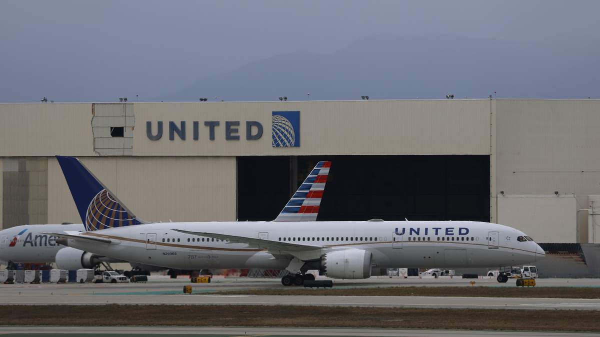 United 777 Diverts To Amsterdam, Then Newark | 700WLW | Aviation Blog