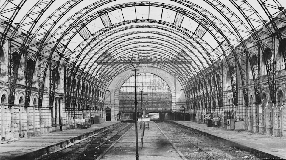 An empty shell - Long-distance services to the Berlin station had already been officially discontinued in 1951. This photo from 1957 shows the building amid its progressive demolition; the structure's damaged roof has already been removed.<span class="copyright">Kindermann/United Archives/picture alliance</span>