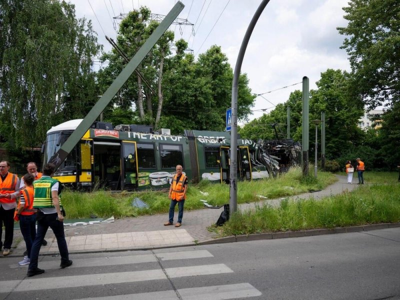 At least 20 injured in Berlin tram derailment -  VIDEO