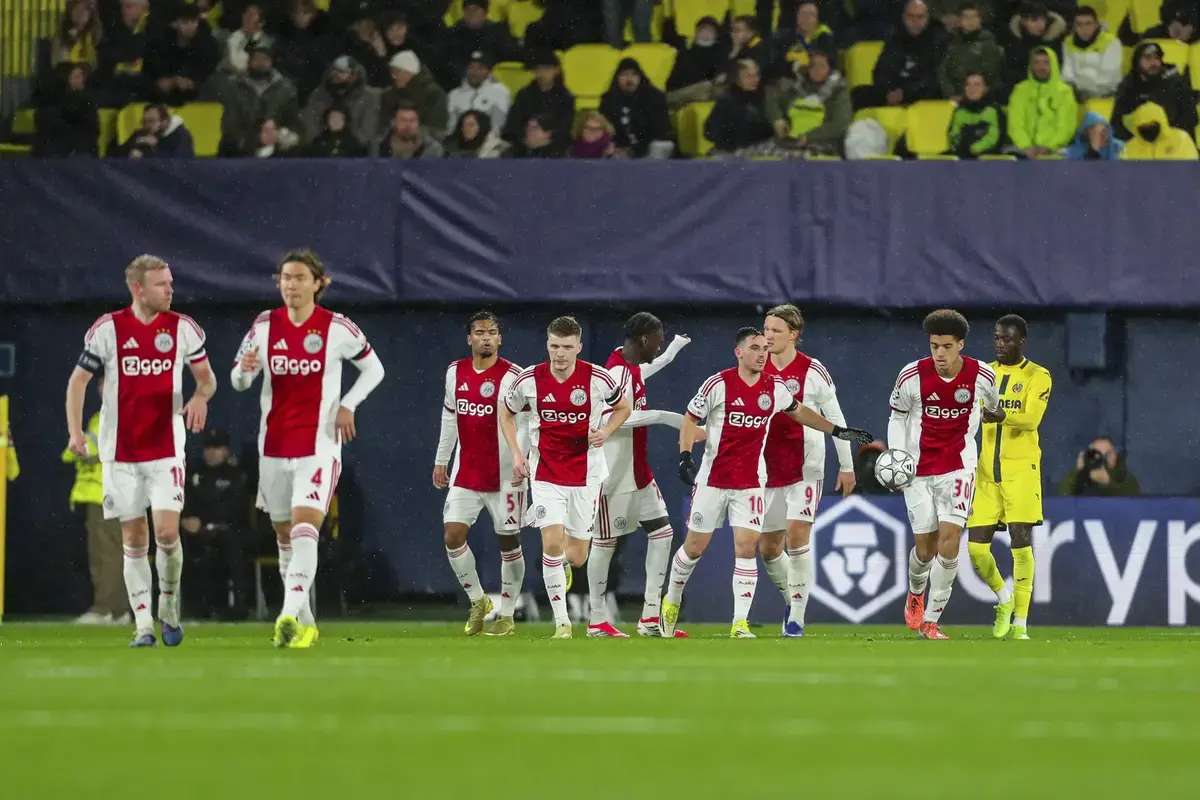 Ajax set to sign former Arsenal midfielder