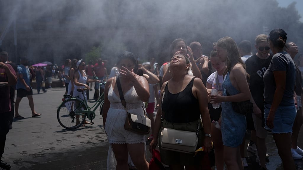 Heatwave: Berlin police use water cannon to cool Bruno Mars fans