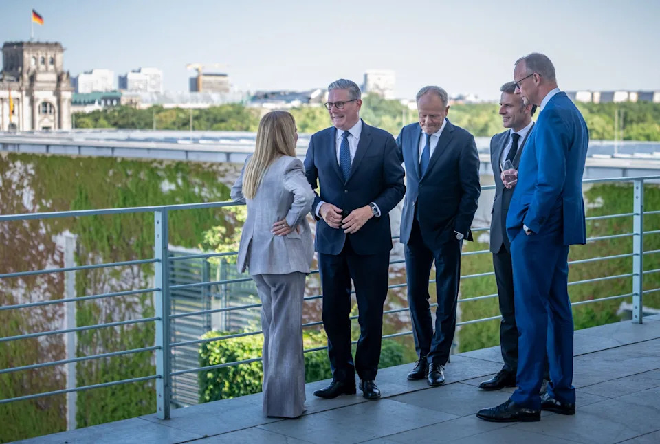 German Chancellor Friedrich Merz (R) greets Giorgia Meloni, Prime Minister of Italy, Keir Starmer, Prime Minister of the United Kingdom; Donald Tusk, Prime Minister of Poland; and French President Emmanuel Macron at the start of the E5 summit of leading European nations ahead of the upcoming NATO summit in front of the Federal Chancellery. (is associated with: «Europe's Big Five meet in Berlin to coordinate ahead of NATO summit») Kay Nietfeld/dpa