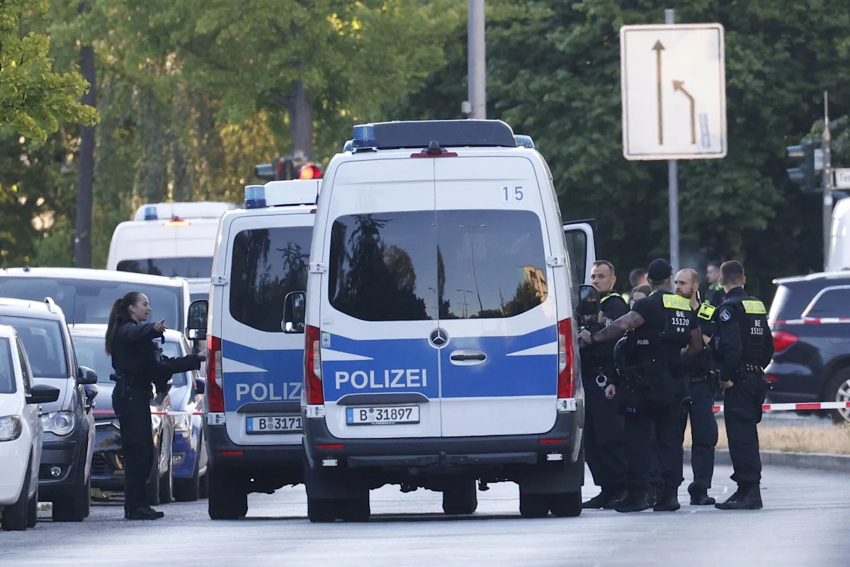 Woman freed after hostage incident in Berlin supermarket