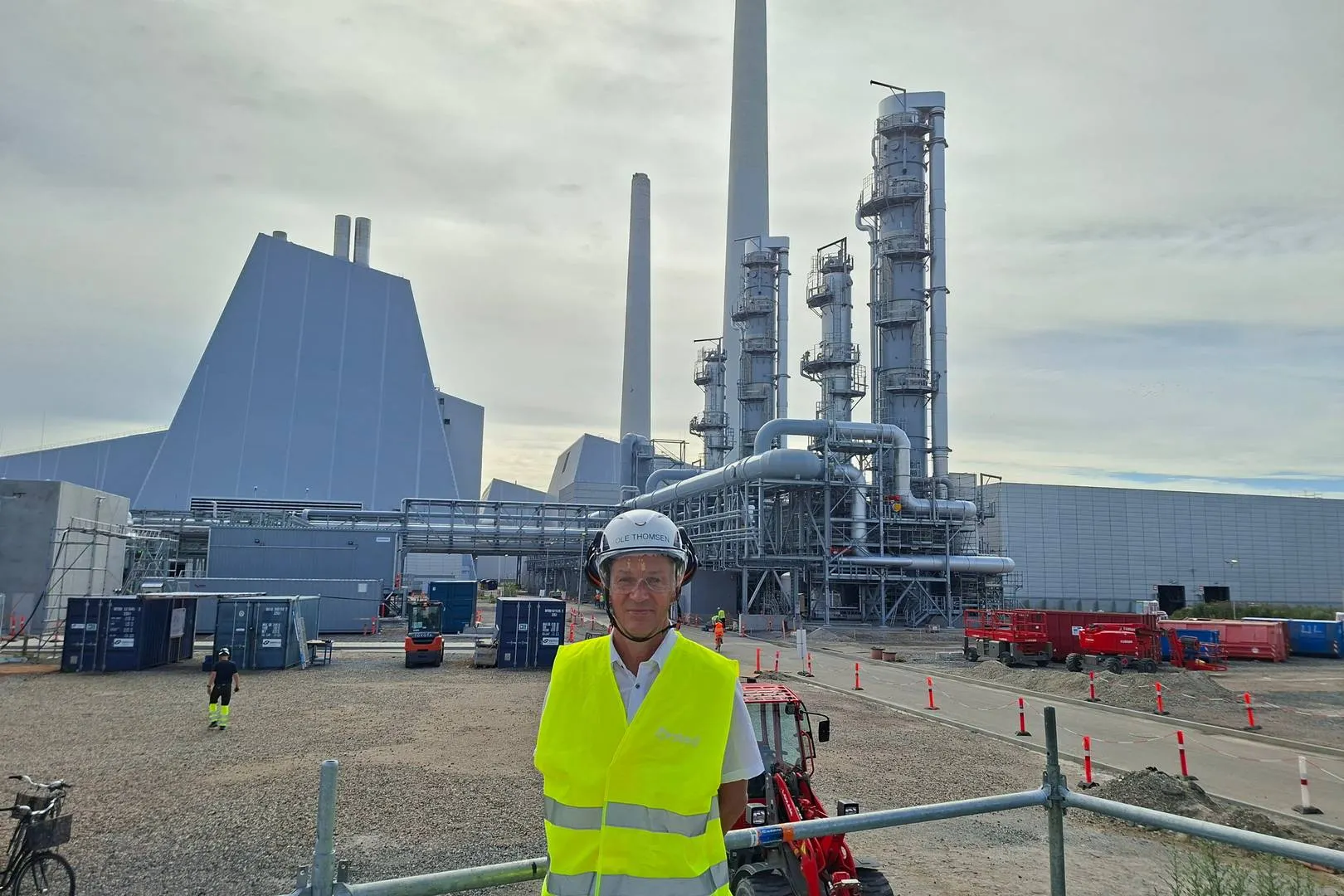 Ole Thomsen, head of Ørsted’s combined heat and power business, in front of the Ørsted CCS facility at the Avedøre Power Plant. | Photo: Michael Trier Duelund