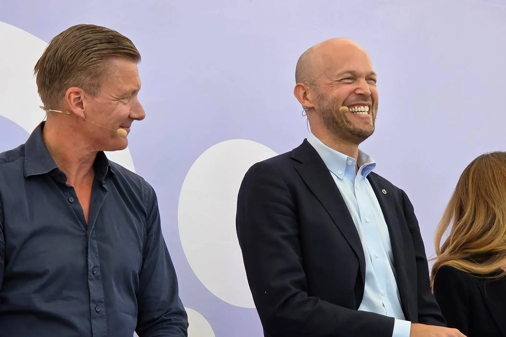 Rasmus Errboe (right) with Poul Due Jensen, CEO of Grundfos, at Folkemødet 2026. Errboe was asked to comment on the purchase of Chinese wind turbines. | Photo: Jakob Skouboe