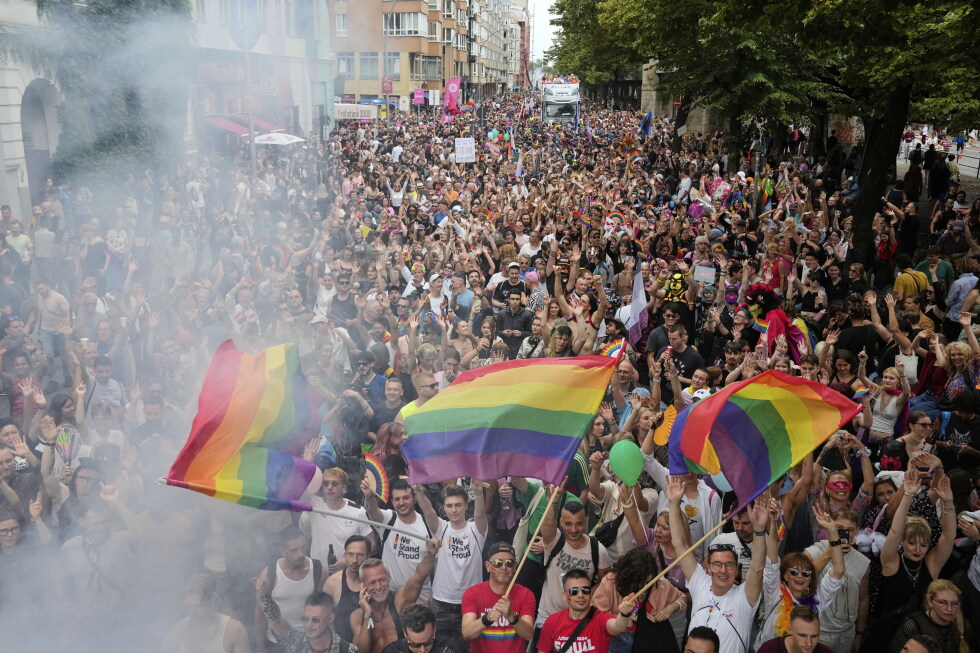 Berlin crowd celebrates Pride parade