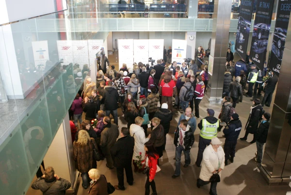 Due to the storm - flight delays at the airport, train services disrupted