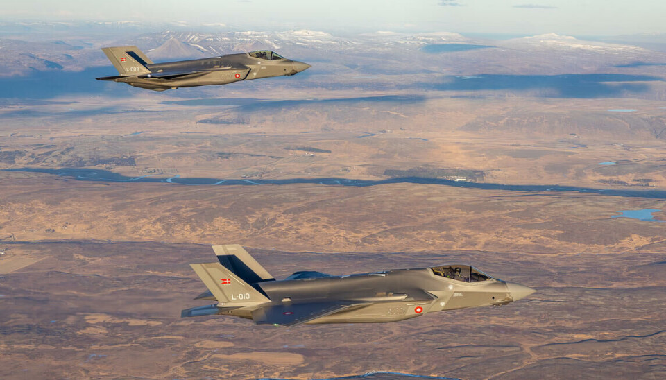 Danske F-35 jagerfly flyr over Grønland.