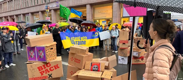 Protests for and against the closure of the Russian House in Berlin