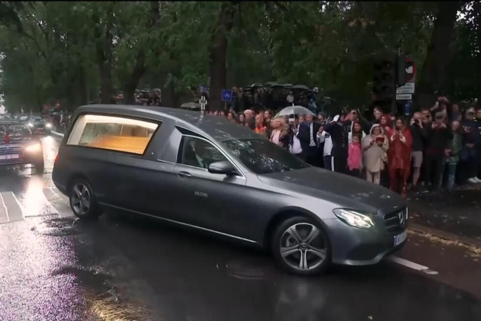 King Harald’s coffin arrives at the Royal Palace in Oslo