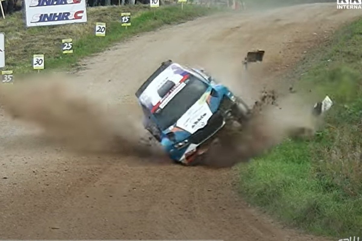 VIDEO | Tükid lendasid ja masin rullus üle katuse! Mārtiņš Sesks tegi kodusel rallil karmi avarii