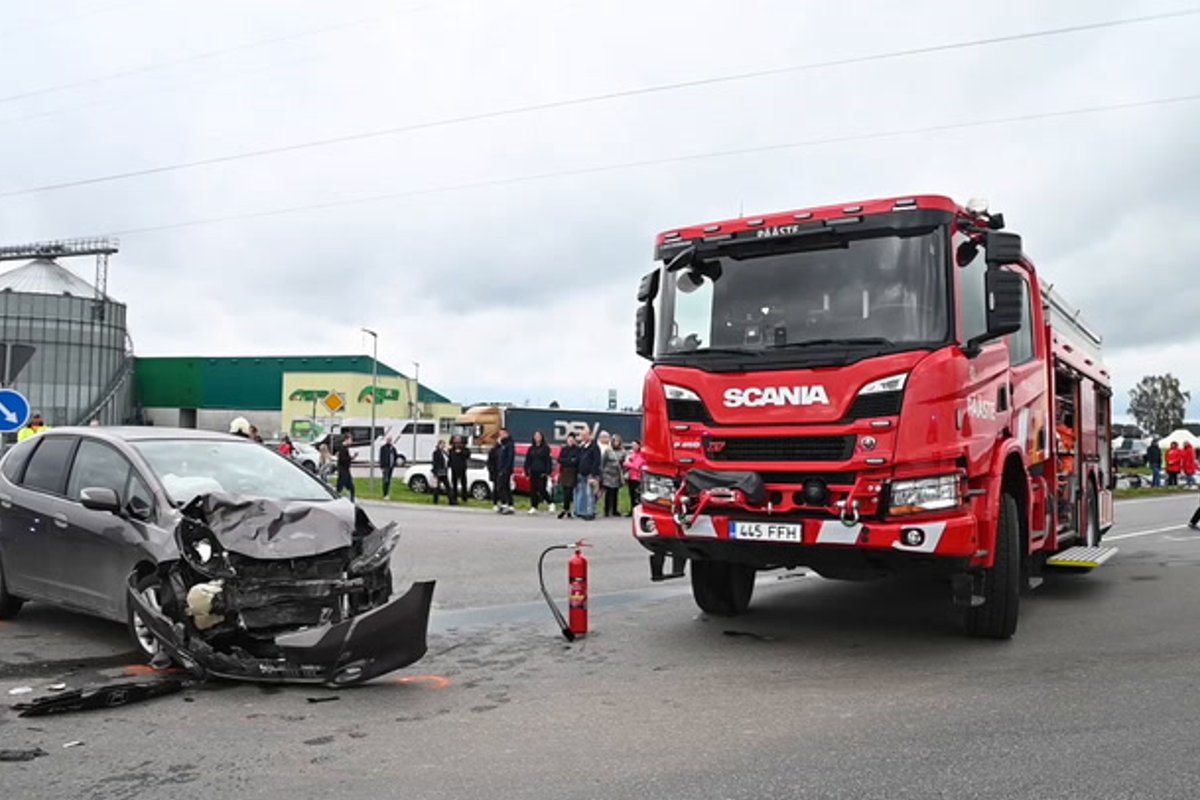 VIDEO JA FOTOD | Imaveres põrkasid kokku auto ja mootorratas. Kaks inimest sai viga