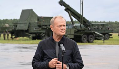 Tusk ütles, et Poola kohal lendavad Vene sõjalennukid tulistatakse edaspidi alla, ent merel on asi keerulisem