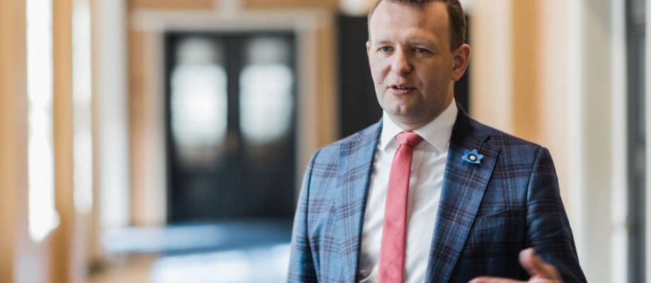 Kui eelarve puudujääki suurendatakse jõukatele raha jagamiseks ning tasutakse samal ajal püsikulusid aegade suurima laenuga, siis ei ole see Lauri Läänemetsa sõnul tulevikku investeerimine, vaid hoopis selle põletamine.