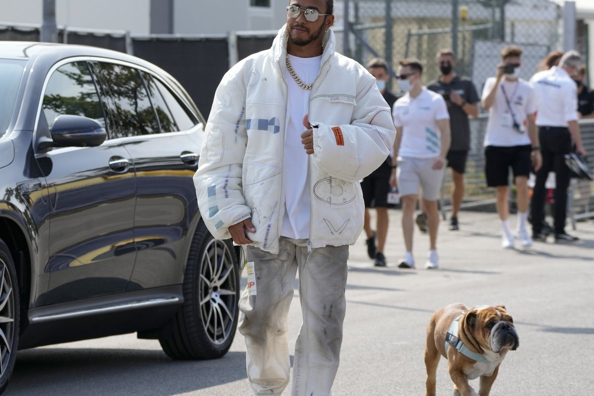 Hamilton loobus koera haigestumise tõttu Pirelli testisõidust