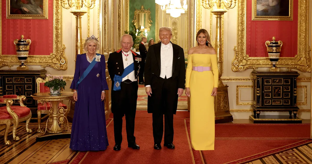 mis värvi on Melania Trumpi õhtukleidi vöö?