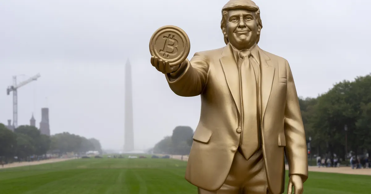 KUNST VÕI KITŠ? ⟩ Washingtoni ilmus jabur kullast skulptuur, kus president Trump hoiab käes ootamatut objekti