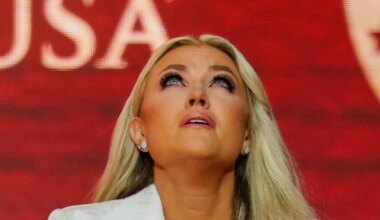 VIDEOD ⟩ Lesk Erika Kirk kannab kaelakeed, millel on tema mehe veri