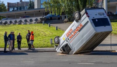 Parempoolsete kummuli kampaaniabuss hakkas lekkima ja tuleb minema viia