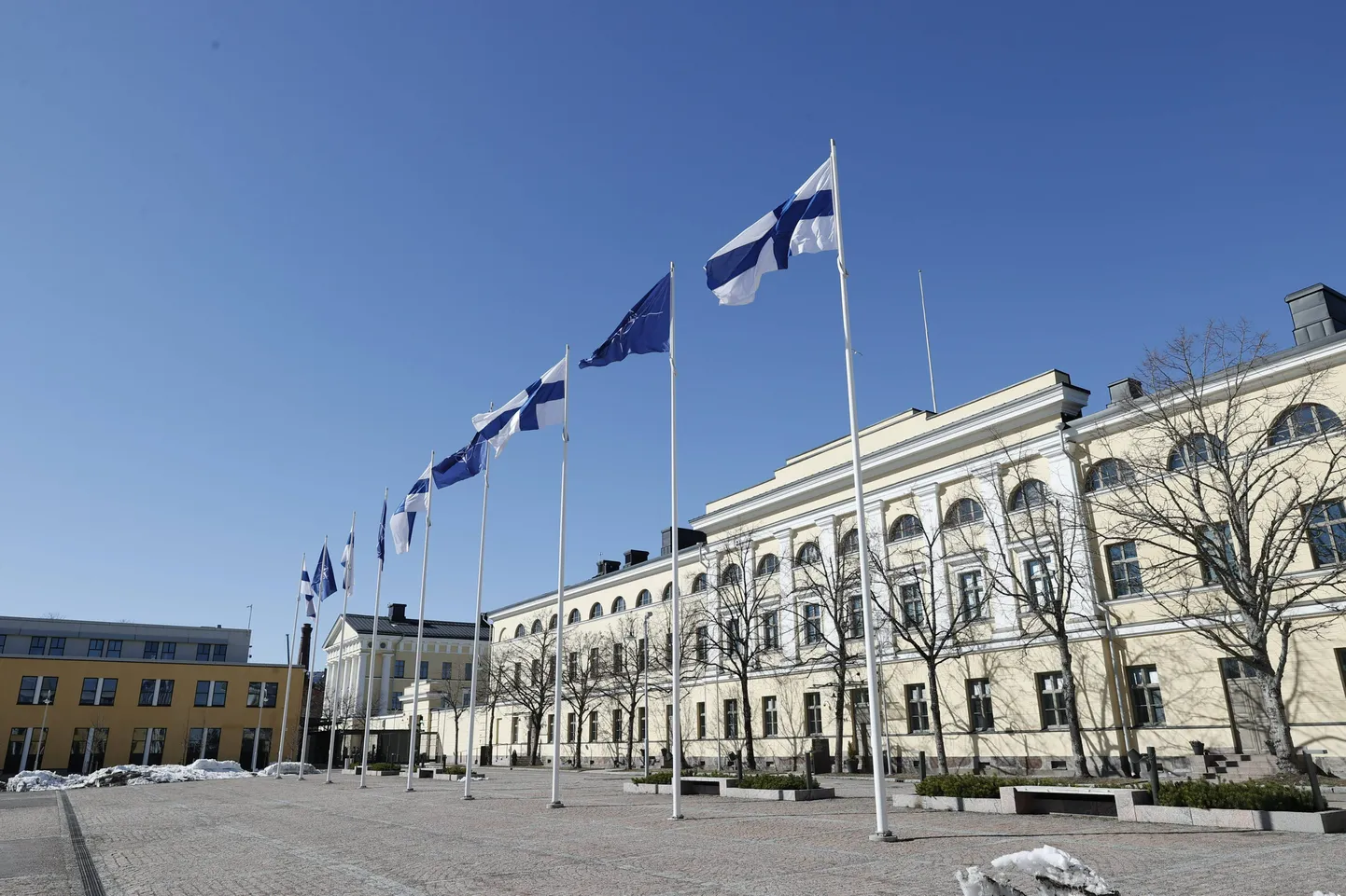 NATO ja Soome lipud Helsingis päeval, mil Soome liitus NATOga.