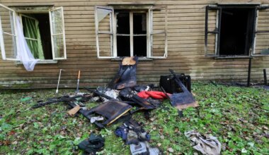 FOTOD ⟩ Tartumaal süttis elumajas korter, kus naabrite sõnul elab asotsiaal