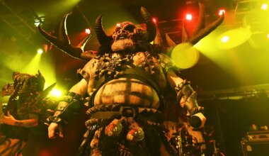 LIIGA JULM? ⟩ Skandaalne metal-ansambel «mõrvas» Donald Trumpi ja «raius» Elon Muskil «pea maha»