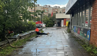 FOTOD ⟩ «Ma kardan oma laste pärast!» Õismäe elanikud on kimpus kaubanduskeskuse ümbruses kogunevate joodikutega