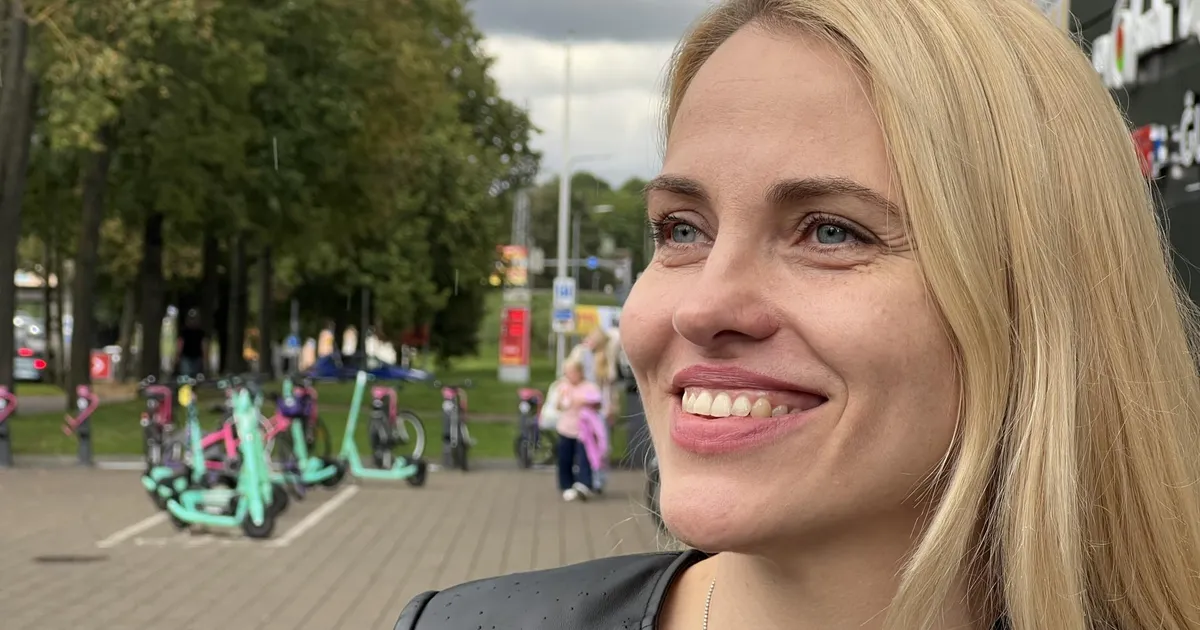 INIMESTEST AEGAMÖÖDA ⟩ Kristel Pärtna. Lend ooperilava kohal