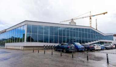 FOTO ⟩ Veekeskuse juures parkida soovinud meest pahandas parkimiskoha hõivanud valimisreklaam