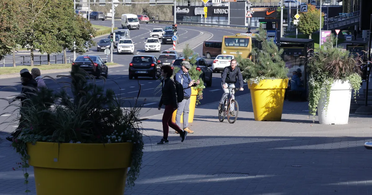 PILTUUDIS ⟩ Ratturite pärast on Kvartali keskuse ees nüüd mitu suurt lillepotti