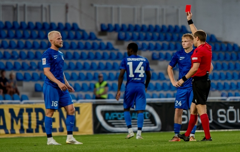 Tammeka korjas neli punast kaarti. Foto: Svetlana Valijeva