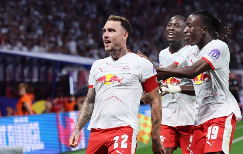 Saunast kosunud Leipzig püsib Bayerni kannul