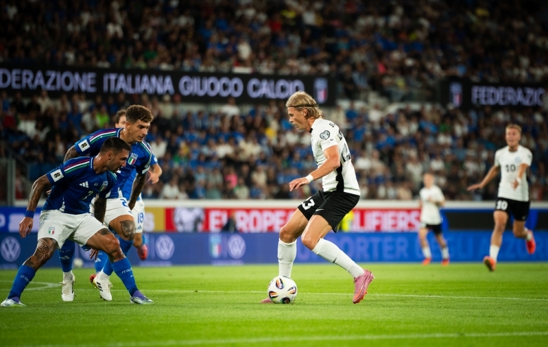 Vlasi Sinjavski Itaalia kaitsjaid ette võtmas. Foto: Liisi Troska / jalgpall.ee