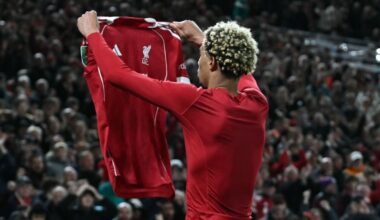 Aasta prohmakas? Kollase kaardiga Liverpooli ründaja rebis võiduvärava järel särgi seljast