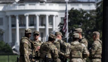 Ajaloolane Timothy Garton Ash: Trump haarab armee abil USA-s ainuvõimu