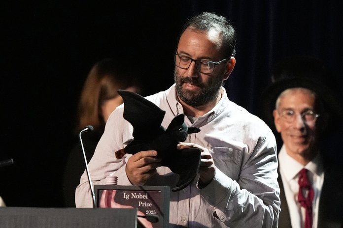 Francesco Sanchez uuris purjus nahkhiirte käitumist.